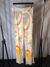 Load image into Gallery viewer, Pucci Pink Silky patterned trousers, Size 42
