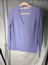 Load image into Gallery viewer, Benetton lilac v neck merino wool sweater, Size large
